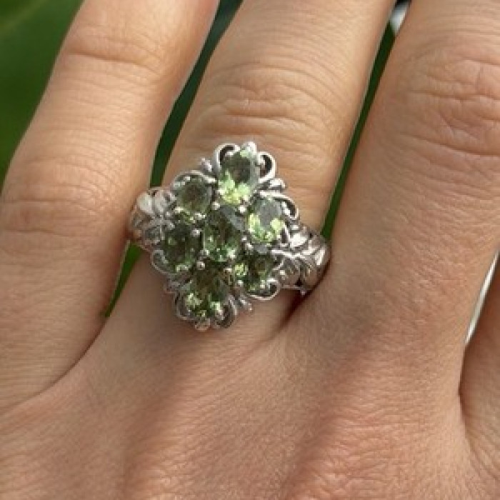 Elegant 925 Sterling Silver Peridot Ring Size 7