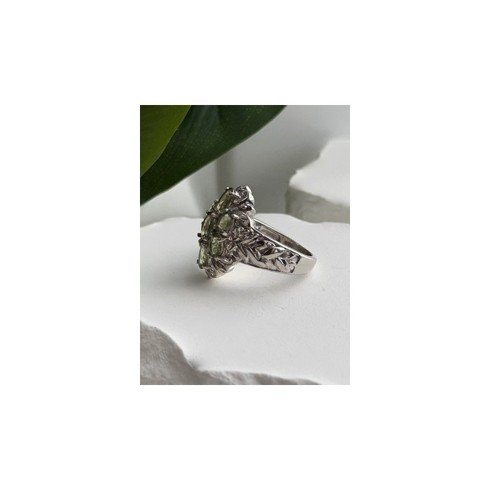 Elegant 925 Sterling Silver Peridot Ring Size 7