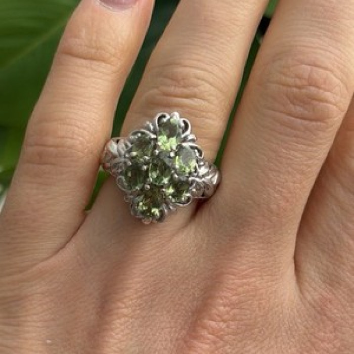 Elegant 925 Sterling Silver Peridot Ring Size 7