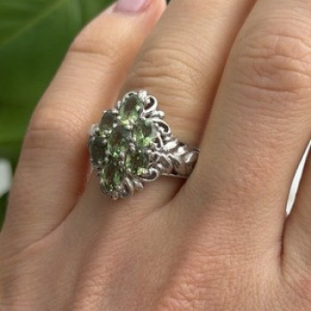 Elegant 925 Sterling Silver Peridot Ring Size 7