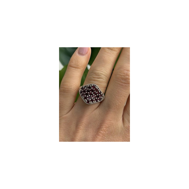 Beautiful 925 Sterling Silver Garnet Ring Size 7