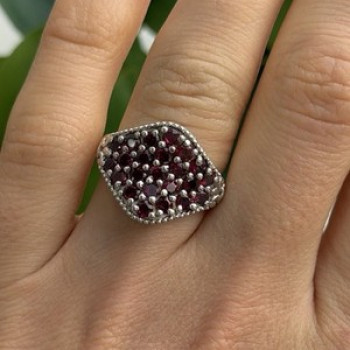 Beautiful 925 Sterling Silver Garnet Ring Size 7