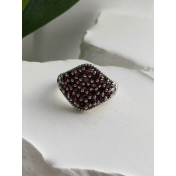 Beautiful 925 Sterling Silver Garnet Ring Size 7