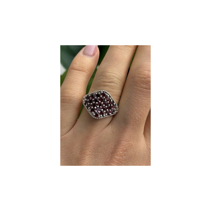Beautiful 925 Sterling Silver Garnet Ring Size 7