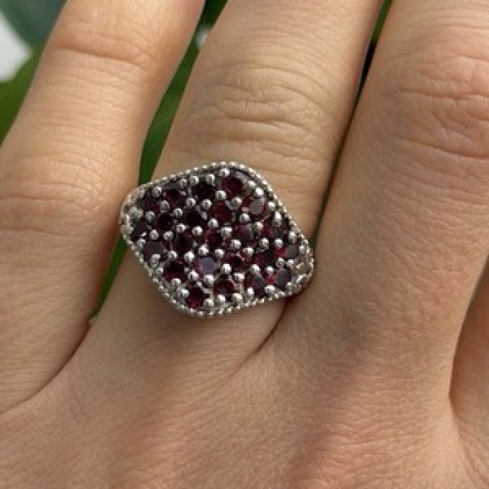 Beautiful 925 Sterling Silver Garnet Ring Size 7
