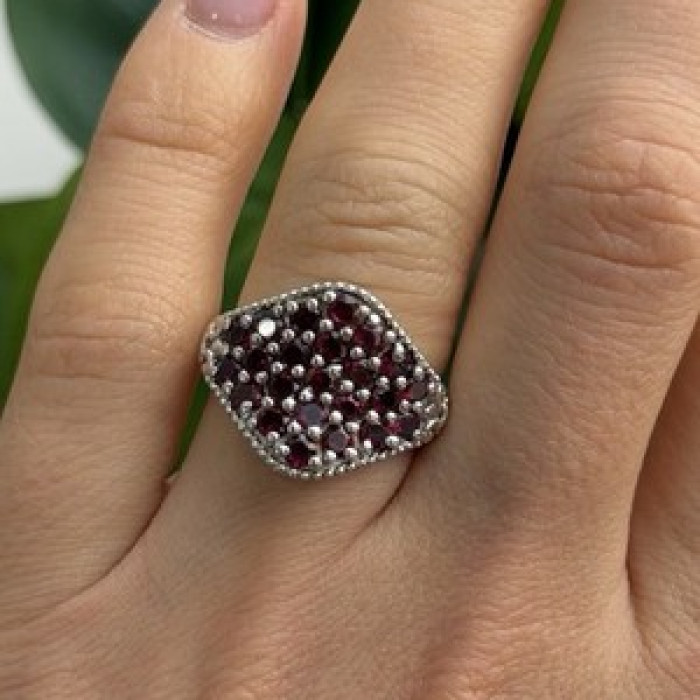 Beautiful 925 Sterling Silver Garnet Ring Size 7