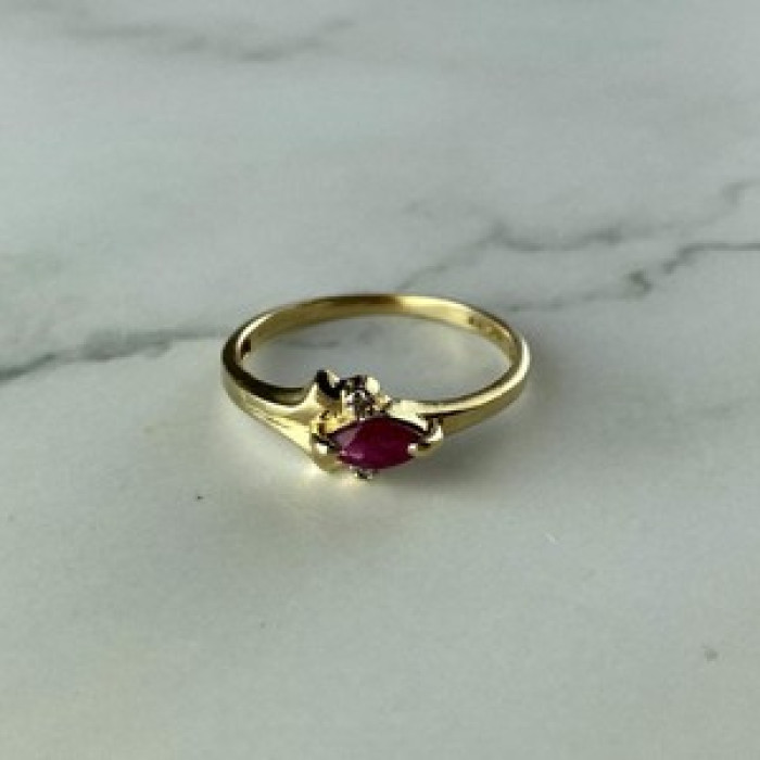 10K Yellow Gold Ruby & Diamonds Ring Size 6.75