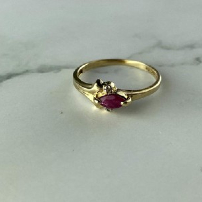 10K Yellow Gold Ruby & Diamonds Ring Size 6.75