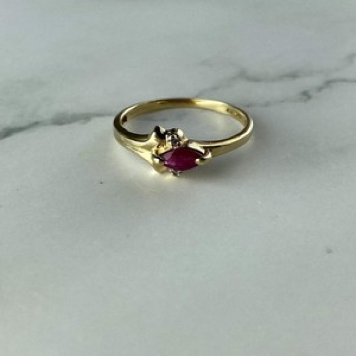 10K Yellow Gold Ruby & Diamonds Ring Size 6.75