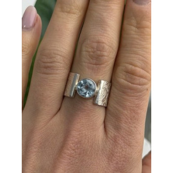 Beautiful 925 Sterling Silver Blue Sky Topaz Ring Size 8