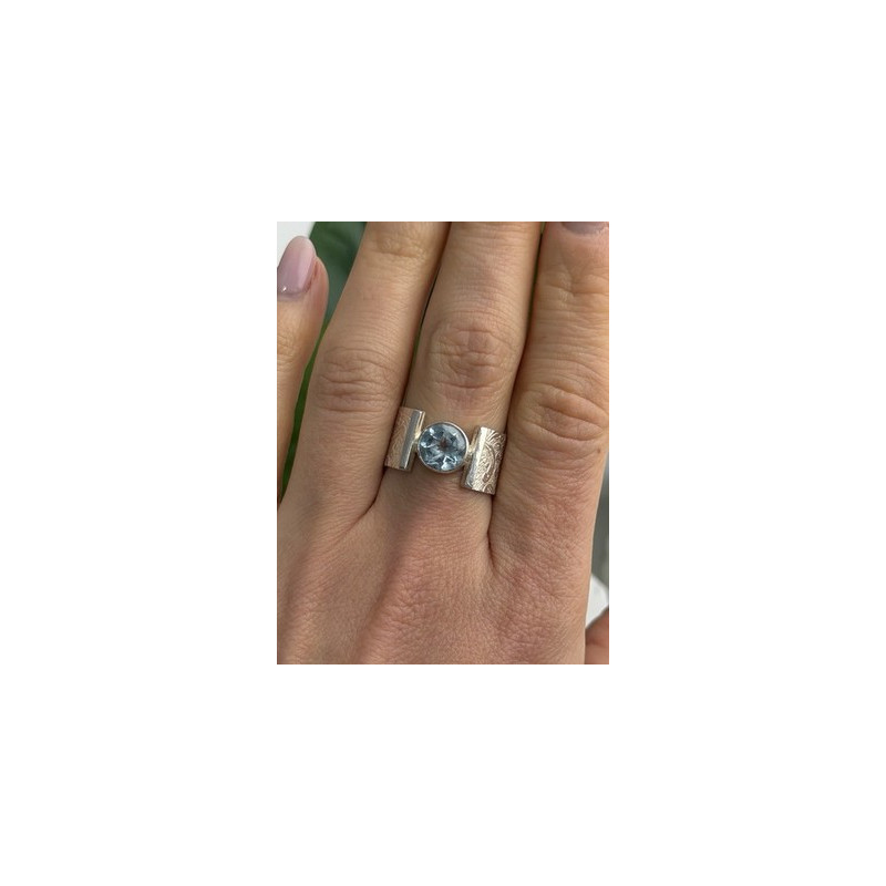 Beautiful 925 Sterling Silver Blue Sky Topaz Ring Size 8