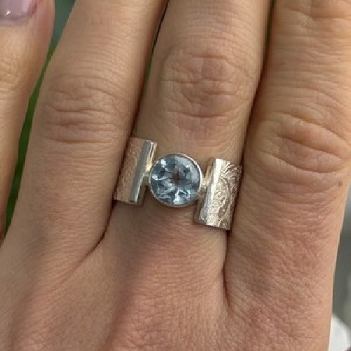 Beautiful 925 Sterling Silver Blue Sky Topaz Ring Size 8