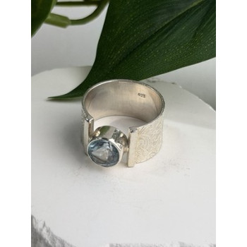 Beautiful 925 Sterling Silver Blue Sky Topaz Ring Size 8