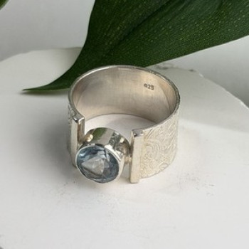 Beautiful 925 Sterling Silver Blue Sky Topaz Ring Size 8