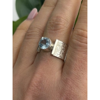 Beautiful 925 Sterling Silver Blue Sky Topaz Ring Size 8
