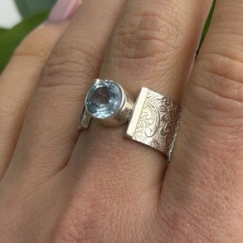 Beautiful 925 Sterling Silver Blue Sky Topaz Ring Size 8