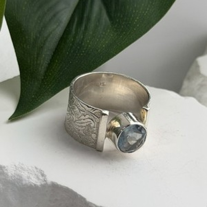 Beautiful 925 Sterling Silver Blue Sky Topaz Ring Size 8