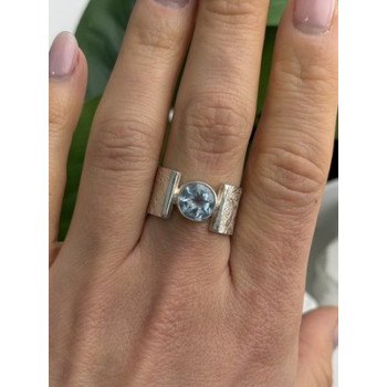 Beautiful 925 Sterling Silver Blue Sky Topaz Ring Size 8