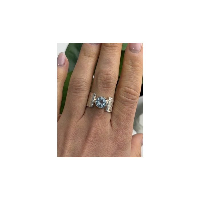 Beautiful 925 Sterling Silver Blue Sky Topaz Ring Size 8