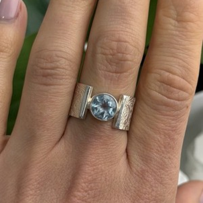 Beautiful 925 Sterling Silver Blue Sky Topaz Ring Size 8