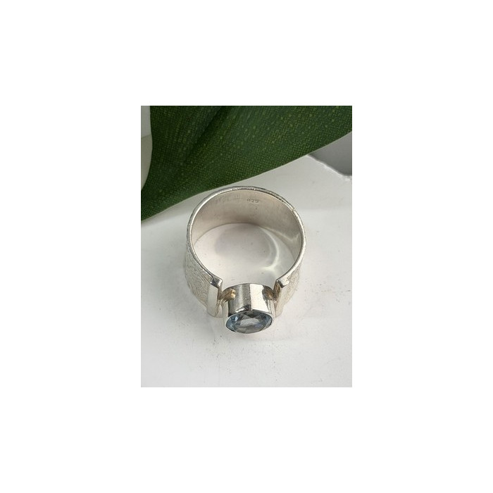 Beautiful 925 Sterling Silver Blue Sky Topaz Ring Size 8