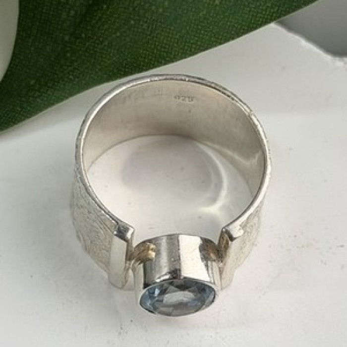 Beautiful 925 Sterling Silver Blue Sky Topaz Ring Size 8