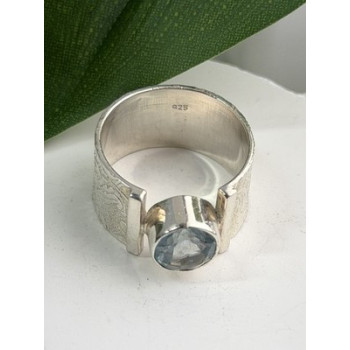 Beautiful 925 Sterling Silver Blue Sky Topaz Ring Size 8