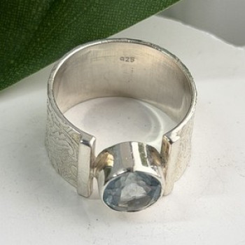 Beautiful 925 Sterling Silver Blue Sky Topaz Ring Size 8