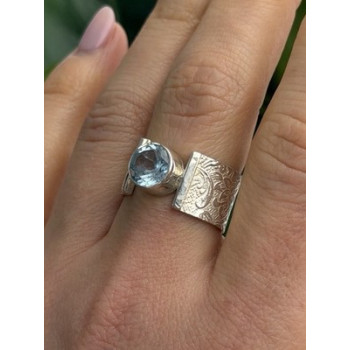 Beautiful 925 Sterling Silver Blue Sky Topaz Ring Size 8