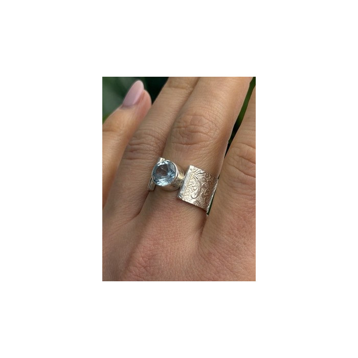 Beautiful 925 Sterling Silver Blue Sky Topaz Ring Size 8