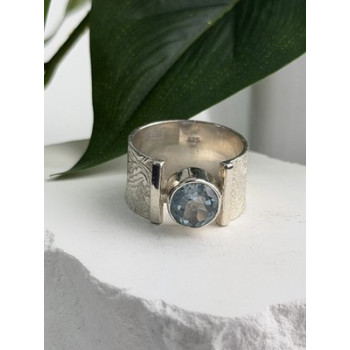 Beautiful 925 Sterling Silver Blue Sky Topaz Ring Size 8
