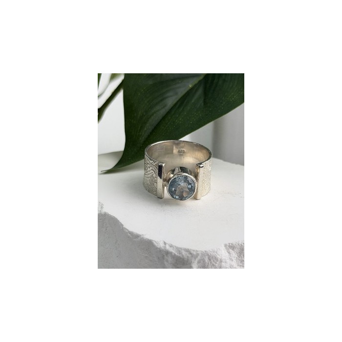 Beautiful 925 Sterling Silver Blue Sky Topaz Ring Size 8