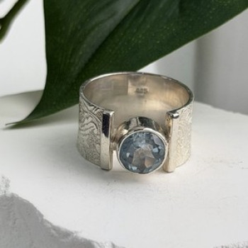 Beautiful 925 Sterling Silver Blue Sky Topaz Ring Size 8