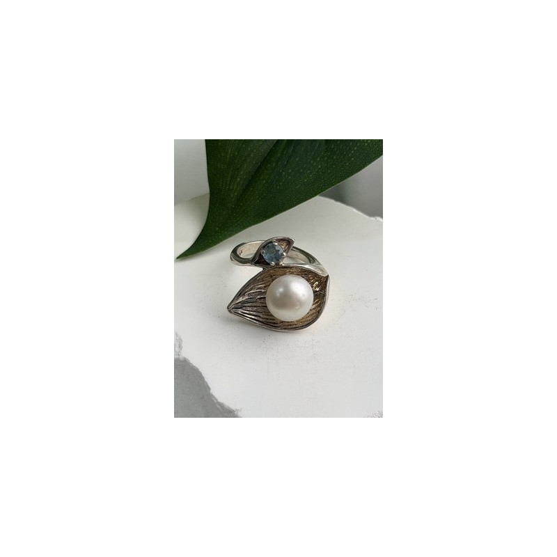 Beautiful Design 925 Sterling Silver Pearl & Topaz Ring Size 5