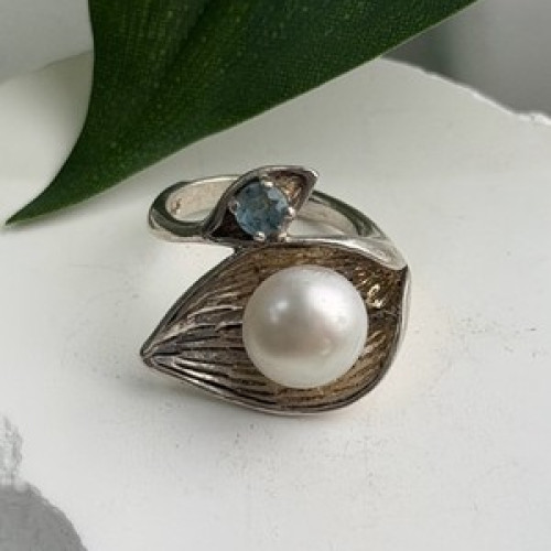Beautiful Design 925 Sterling Silver Pearl & Topaz Ring Size 5