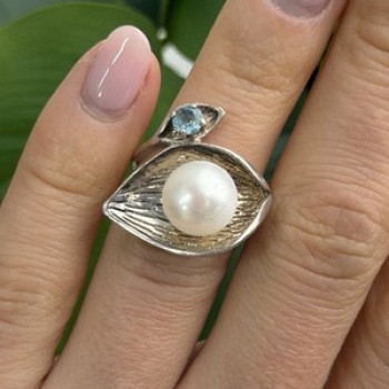 Beautiful Design 925 Sterling Silver Pearl & Topaz Ring Size 5