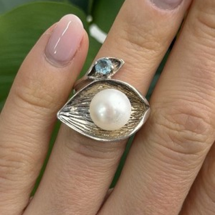 Beautiful Design 925 Sterling Silver Pearl & Topaz Ring Size 5