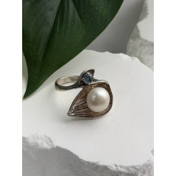 Beautiful Design 925 Sterling Silver Pearl & Topaz Ring Size 5