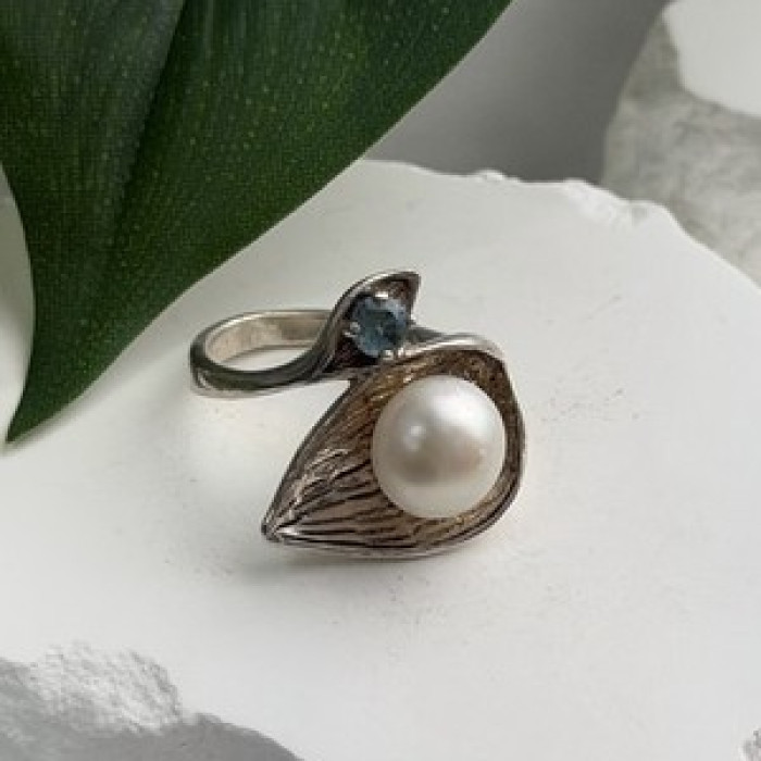 Beautiful Design 925 Sterling Silver Pearl & Topaz Ring Size 5