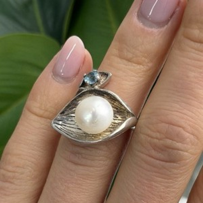 Beautiful Design 925 Sterling Silver Pearl & Topaz Ring Size 5