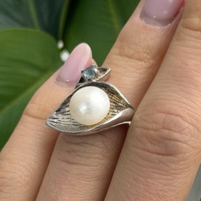 Beautiful Design 925 Sterling Silver Pearl & Topaz Ring Size 5