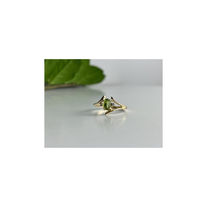 10K YELLOW GOLD PERIDOT & DIAMONDS RING SIZE 7