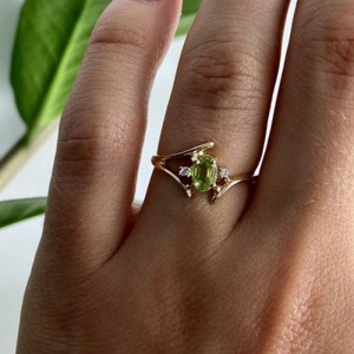 10K Yellow Gold Peridot & Diamonds Ring Size 7