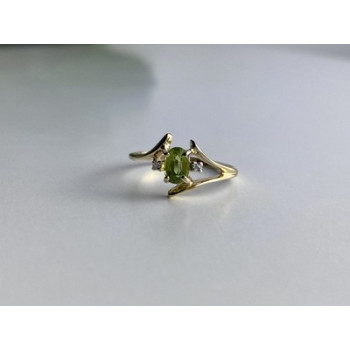 10K YELLOW GOLD PERIDOT & DIAMONDS RING SIZE 7