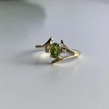10K Yellow Gold Peridot & Diamonds Ring Size 7