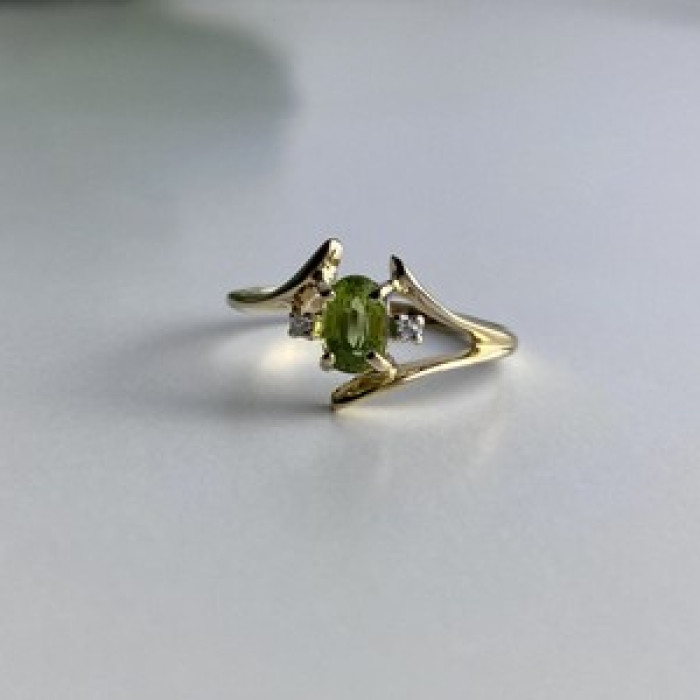 10K Yellow Gold Peridot & Diamonds Ring Size 7