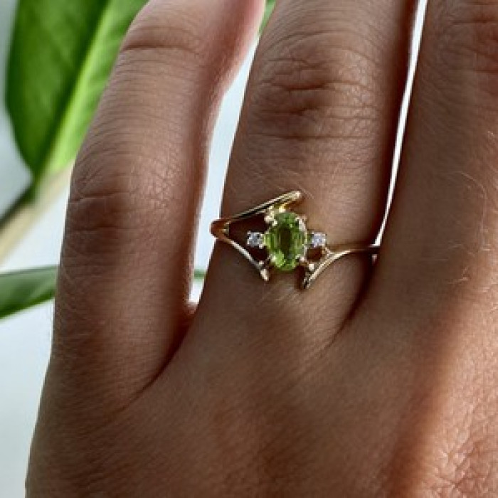10K Yellow Gold Peridot & Diamonds Ring Size 7