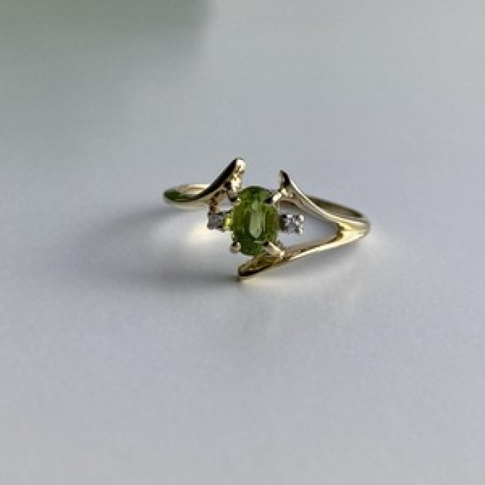 10K Yellow Gold Peridot & Diamonds Ring Size 7