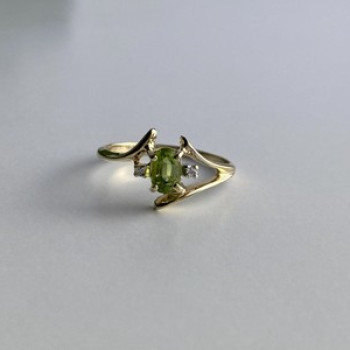 10K Yellow Gold Peridot & Diamonds Ring Size 7