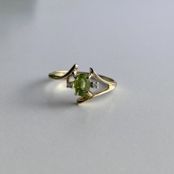 10K Yellow Gold Peridot & Diamonds Ring Size 7